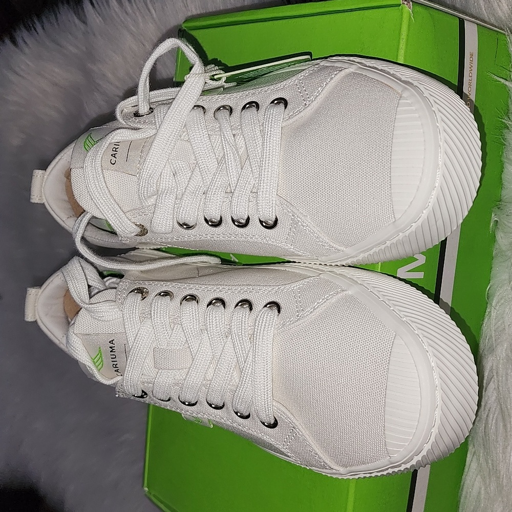 New Cariuma OCA Off White Canvas Sneakers, NIB, Unisex -  9 Men's, 10.5 Women's